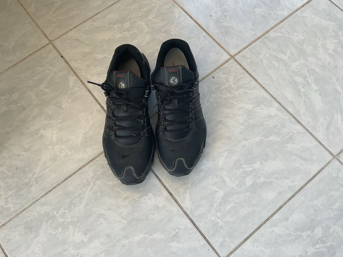 Nike Herrenschuhe: Schwarze Nike SHOX Schuh – Gebraucht aus Niederhasli von Neo220