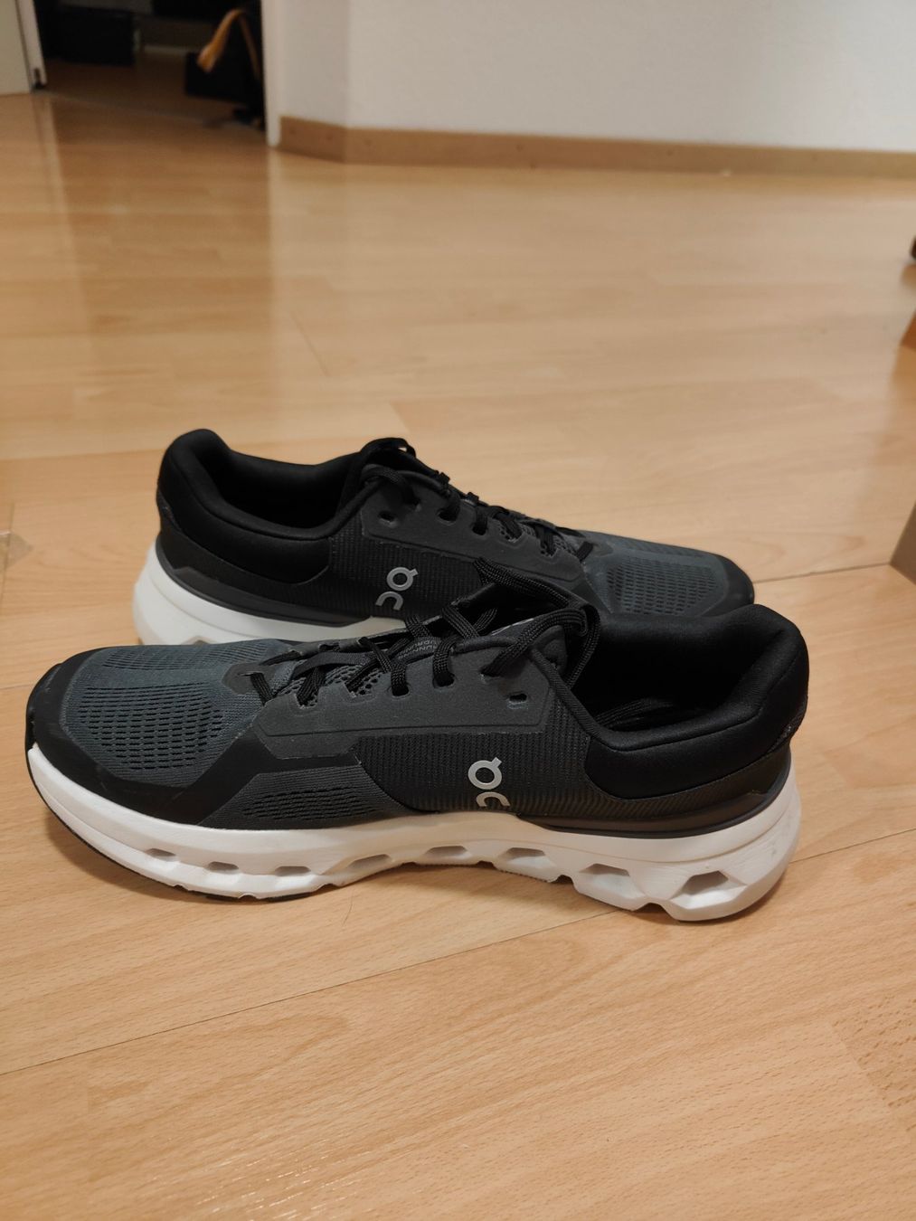 On Scarpe da uomo: NEU On Cloudrunner 2 Schuhe Herren Grösse 44.5 schwarz – Nuovo (secondo la descrizione) da Unterägeri venduto da sandaime 1
