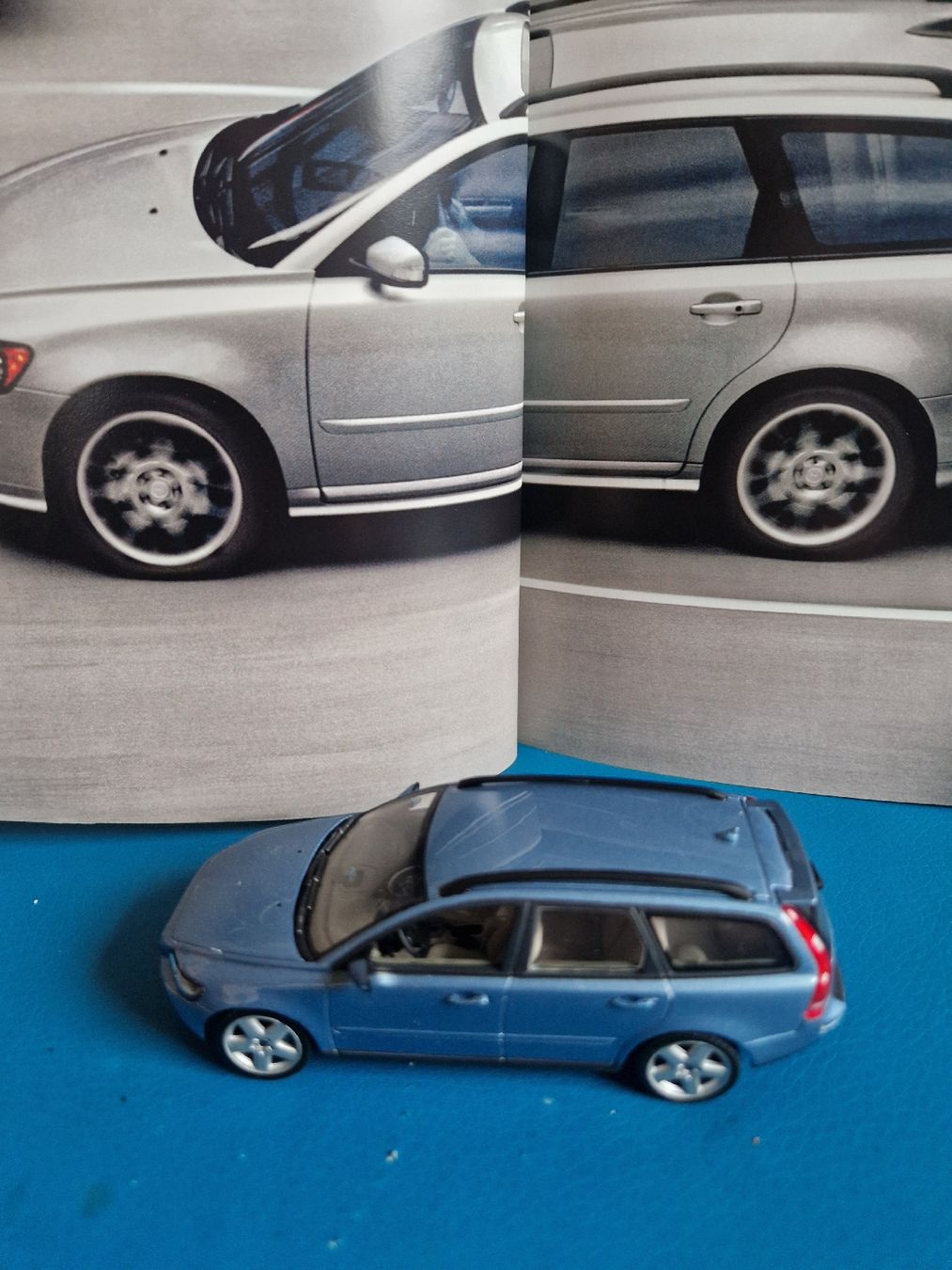 Volvo Modellautos: Volvo V50 1:43 mit Prospekt – Gebraucht aus Safenwil von saavo 3
