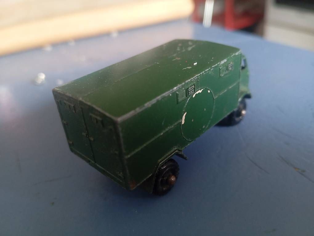 Lesney Modellini d'auto: Lesney service ambulance No. 63 – Usato da Basel venduto da Petergunn 3