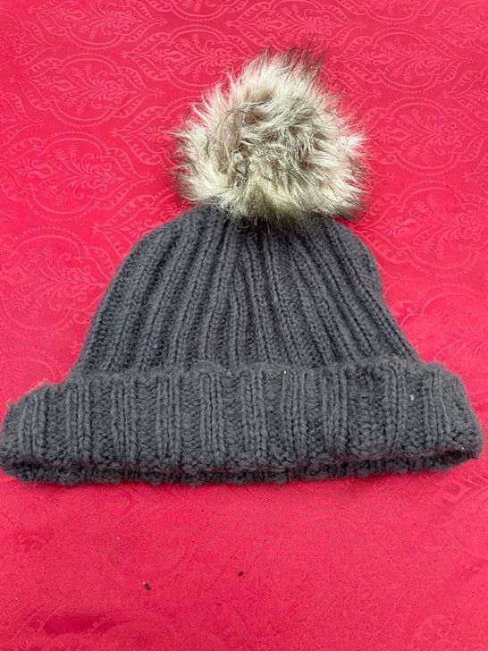 Hüte, Mützen & Caps: Damen Mädchen Winter Mütze 1 size – Gebraucht aus Bergdietikon von antovale