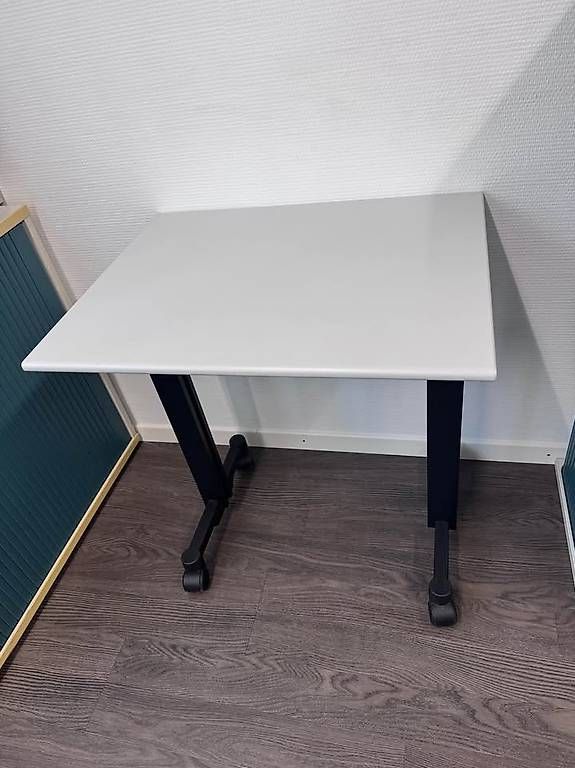 Tische: Tisch mit Rollen – Gebraucht aus Niederuzwil von jessykr24