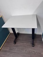 Tisch mit Rollen
