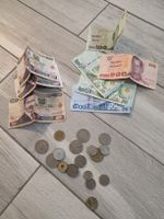 Banknoten und Münzen aus Kenia und Thailand