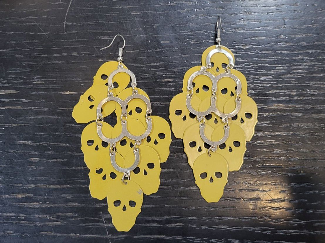 Orecchini pendenti & Orecchini a lobo: Goldfarbene Totenkopf-Ohrringe – Nuovo (secondo la descrizione) da Figino venduto da MabaStore24 2