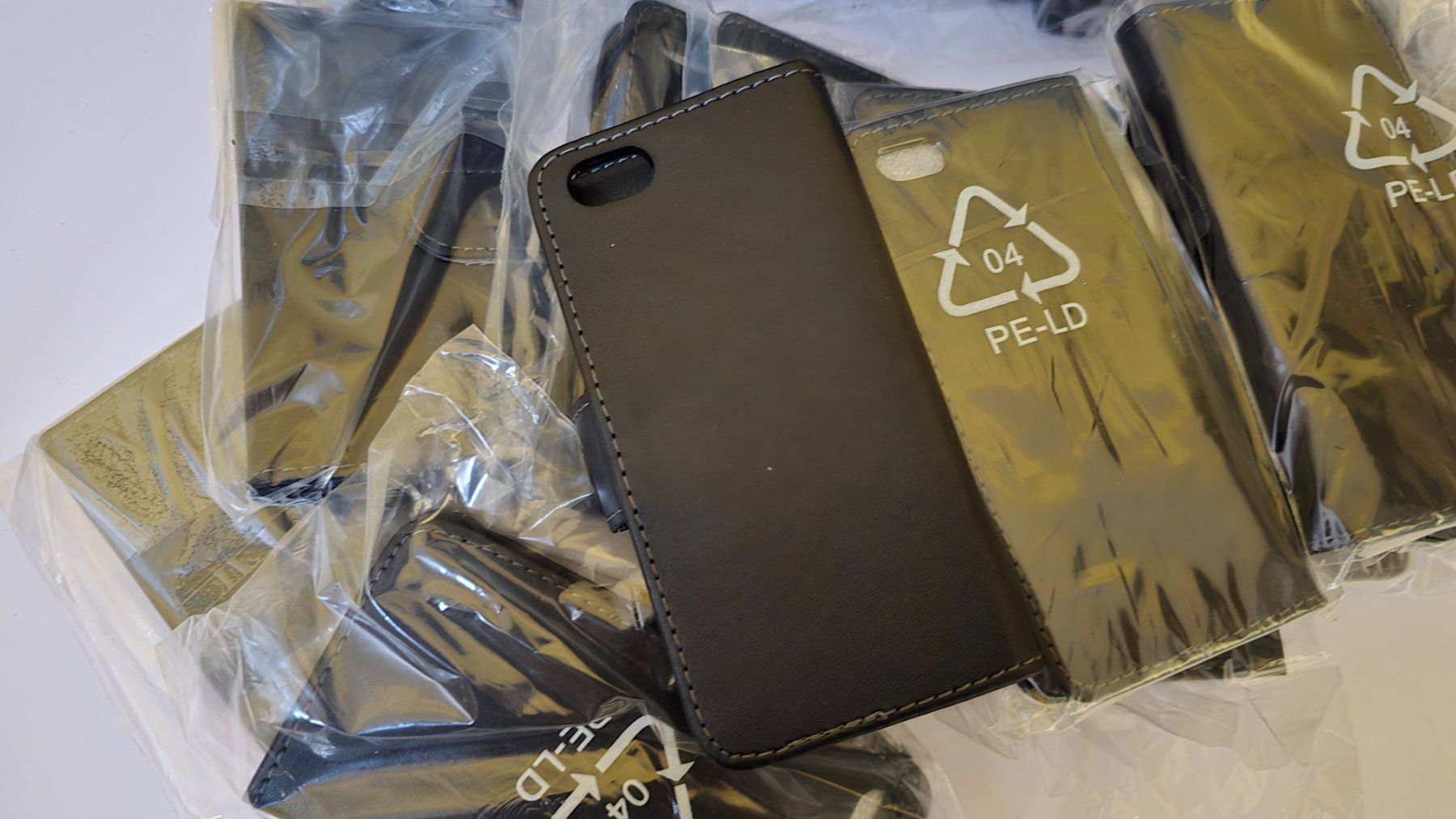 Coques & Protection écran: RESTPOSTEN 30 x iPhone Wallet Case mit Kartenfächer – D'occasion à Thalwil par VitaMini 2