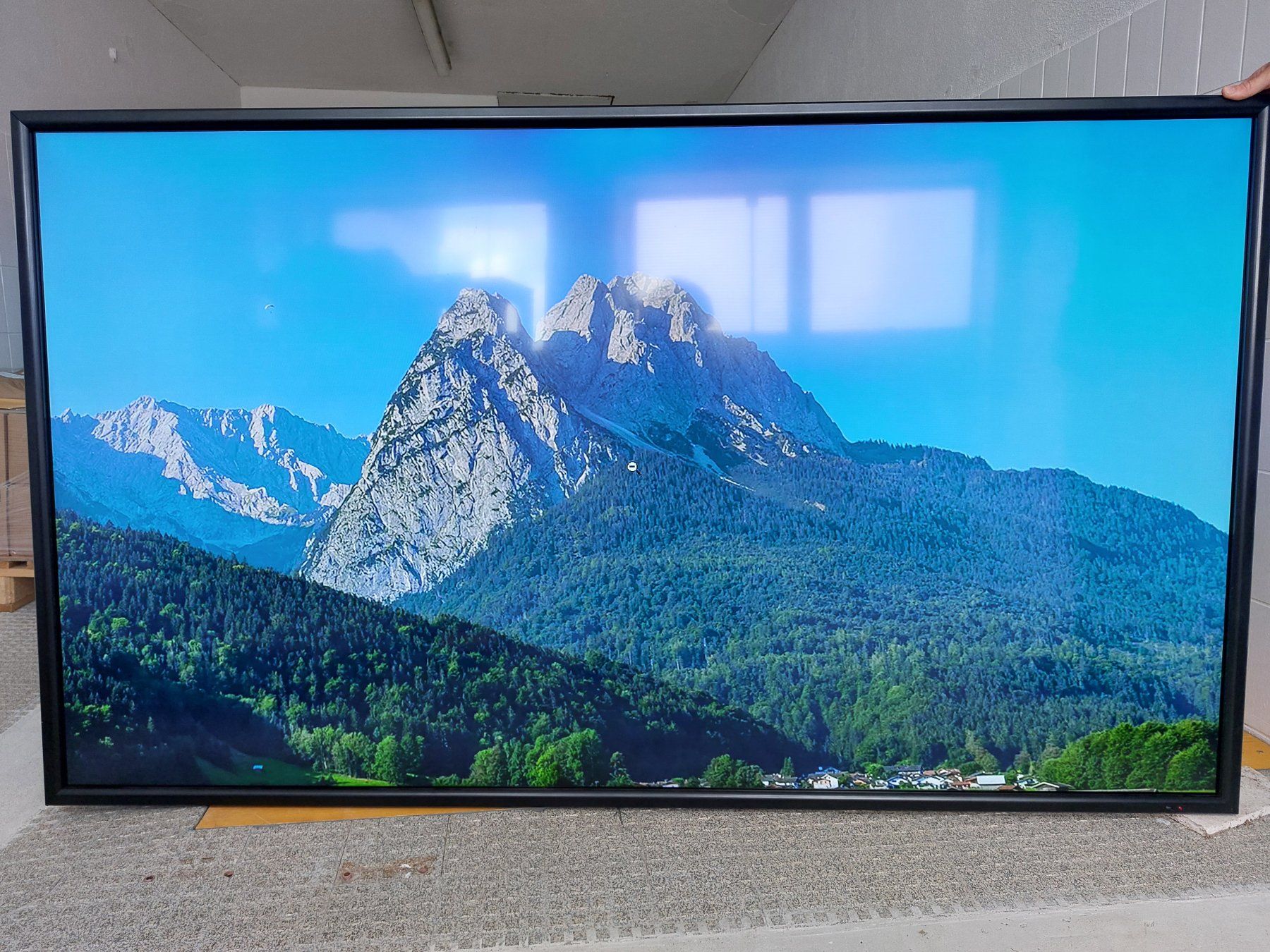 LG Fernseher: LG 84" Display TV – Gebraucht aus Muhen von iffar