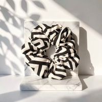 XL Scrunchie aus Leinen | Schwarz-Weiss Geometrisch | Neu!