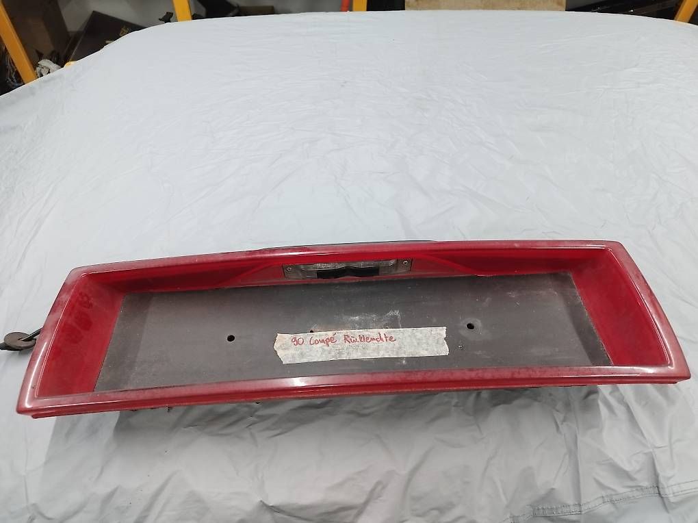 Tutti pezzi di ricambio auto: Rückleuchtenband Audi Coupé/S2 typ 89 – Usato da Fläsch venduto da a98.flav