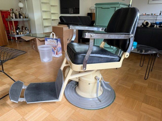 Kosmetik-& Massageliegen: VINTAGE COIFFEURSTUHL – Gebraucht aus Basel von spy4056