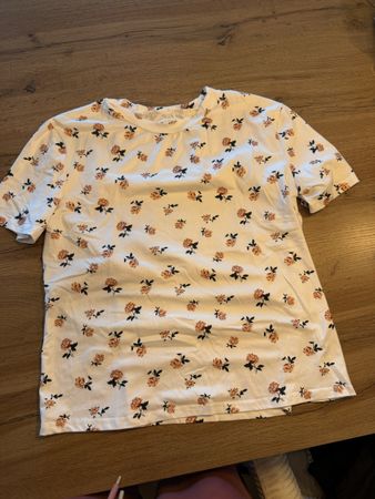Süsses T-Shirt mit Blumenmuster, Grösse S, Top Zustand!