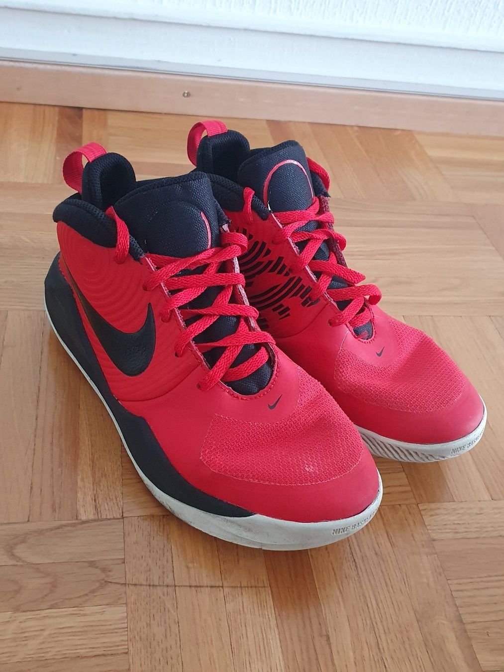 Nike Herrenschuhe: Chaussures Nike 36,5 – Gebraucht aus Prilly von RoDyRe