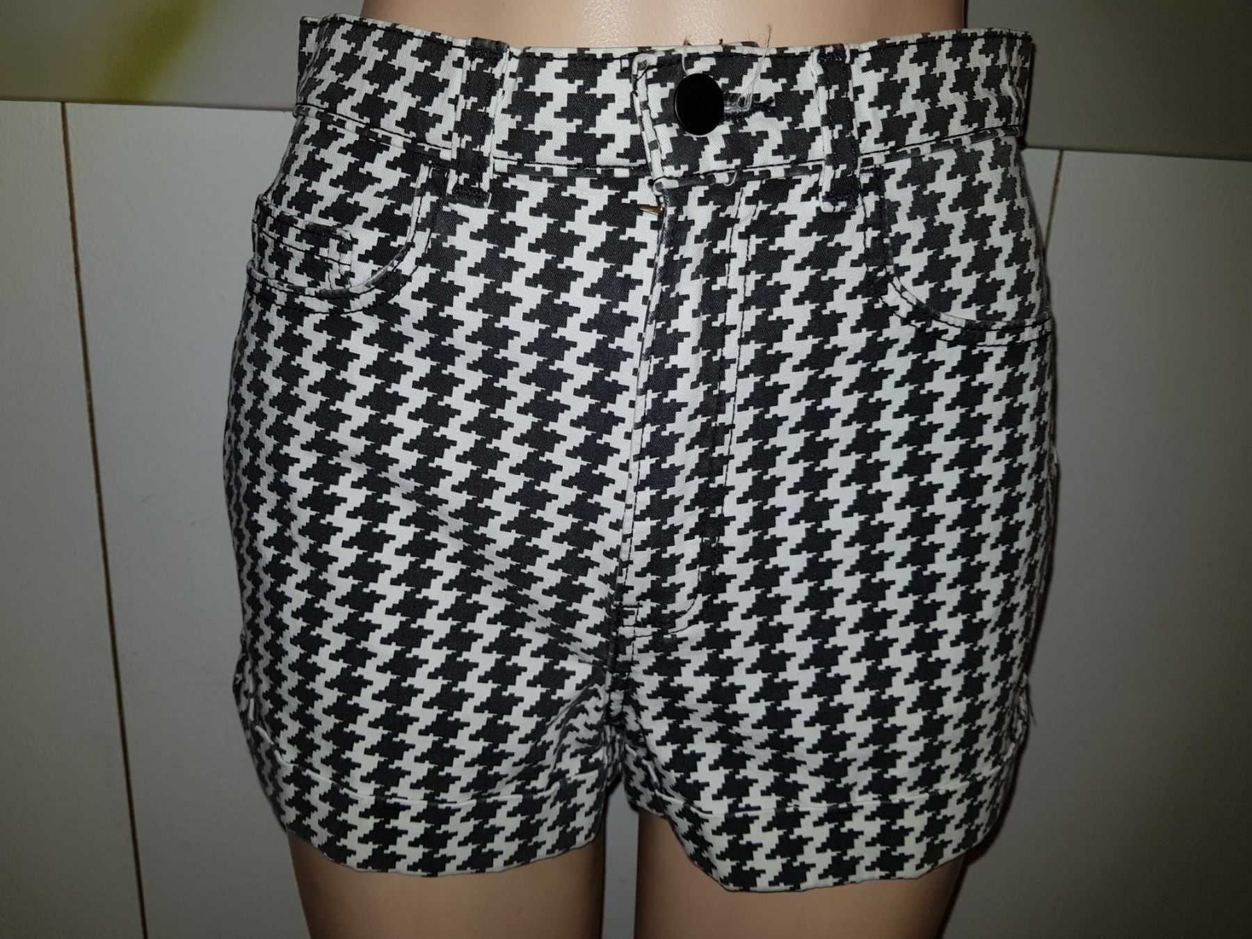 Pantaloni: Short AMERICAN APPAREL Taille W 27 – Usato da Cossonay-ville venduto da Super-Price-Quality 3