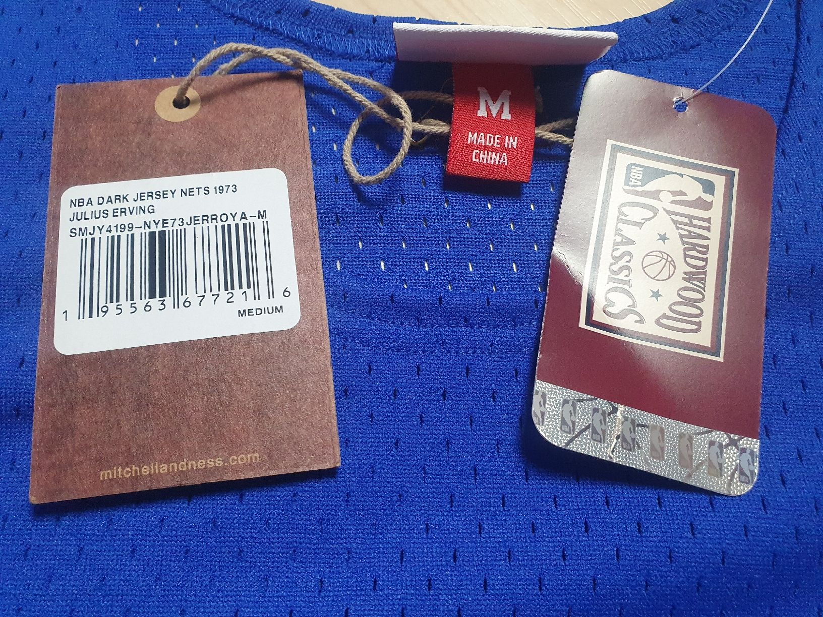Mitchell & Ness Canottiere & Pantaloni: Mitchell & Ness Erving NY Nets 32 Jersey Gr. M Neu – Nuovo (secondo la descrizione) da St. Gallen venduto da CaliSunshine 4