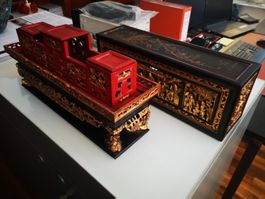 Asiatische Holzschnitzerei rot gold verziert antik Zustand