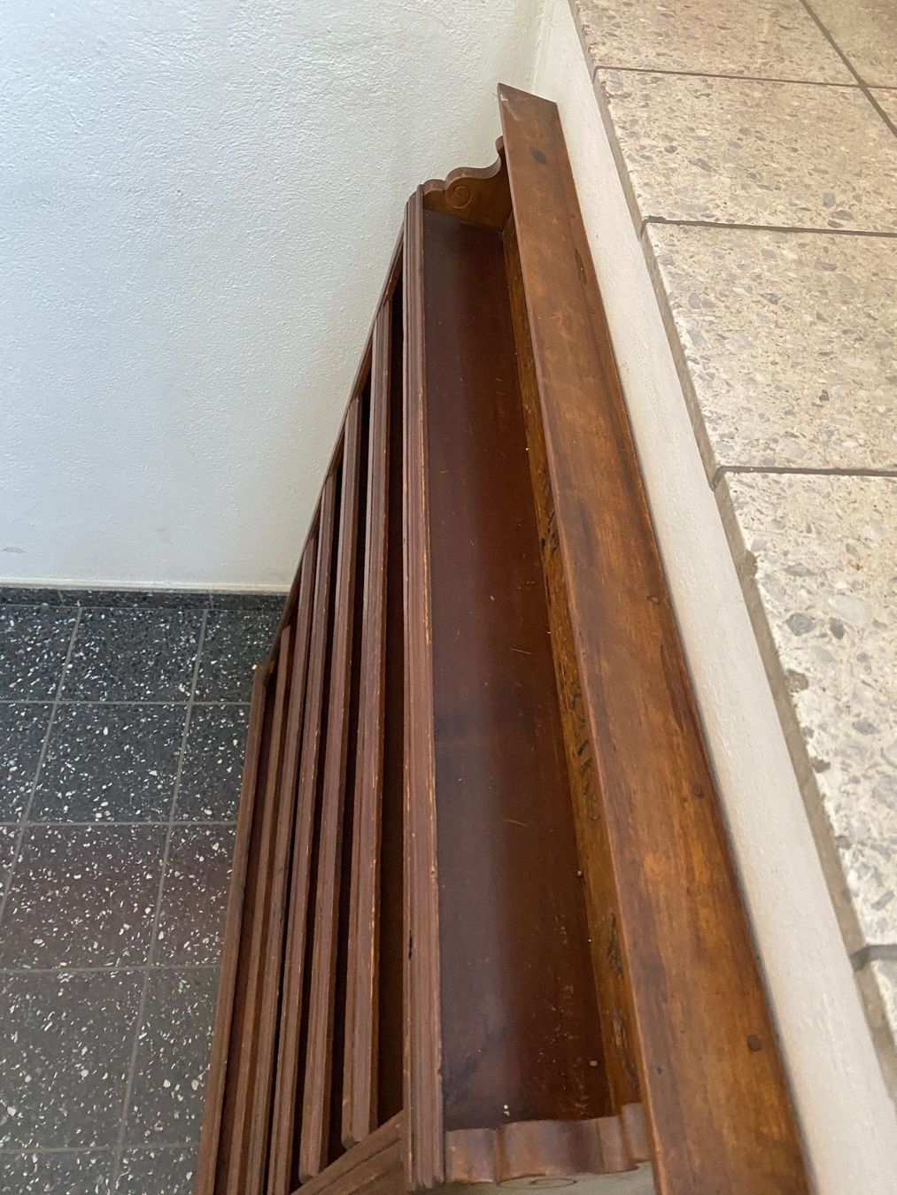 Regale: antikes Tellerbord mit Schnitzerei 1769 – Gebraucht aus Lüchingen von LIDB 2