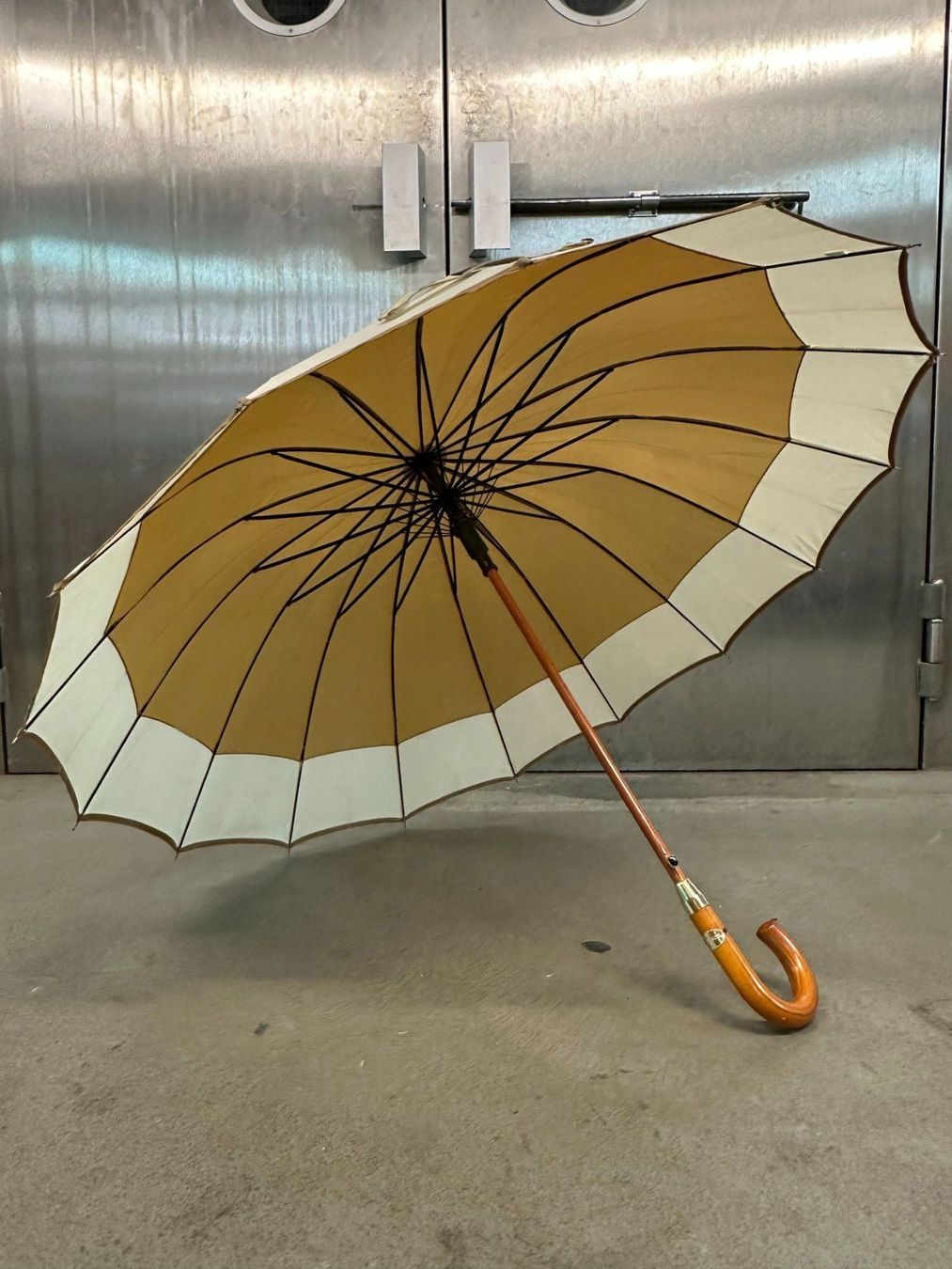Regenschirme: Regenschirm gross und stabil – Gebraucht aus Luzern von Lager6640 3
