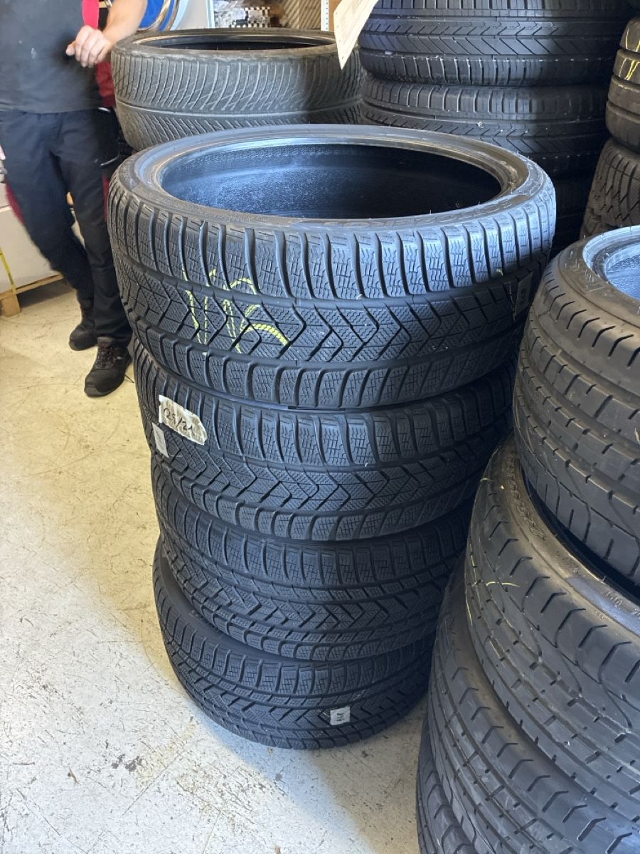 Pirelli Pneus & Kompletträder: Winterreifensatz Pirelli Ferrari – Gebraucht aus Stein AR von Leirer_Stein 1