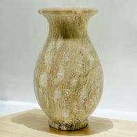 Ancien vase en marbre beige