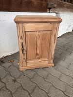 Kleines Altes Holzschränkchen Restauriert