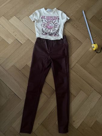 Weinrot Hose mit passenden Oberteil