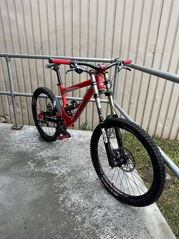 Commencal Biciclette: Commemcal SUPREME V2 Downhill Bike – Usato da Zeiningen venduto da luc_z8vd