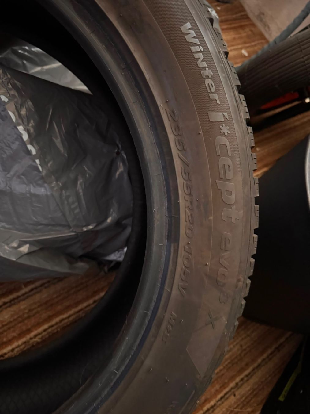 Hankook Pneumatici & Ruote complete: 2 x Winterpneu 235/55R20 105V – Usato da Liestal venduto da kar_vtm6 1
