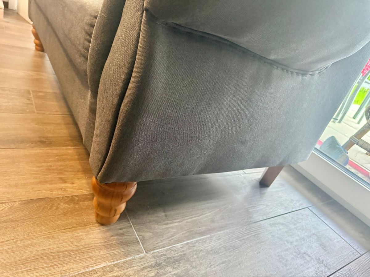 Divani: Sofa 2-Sitzer grau, gut erhalten, CHF 50,- – Usato da Hendschiken venduto da gfc_81 4