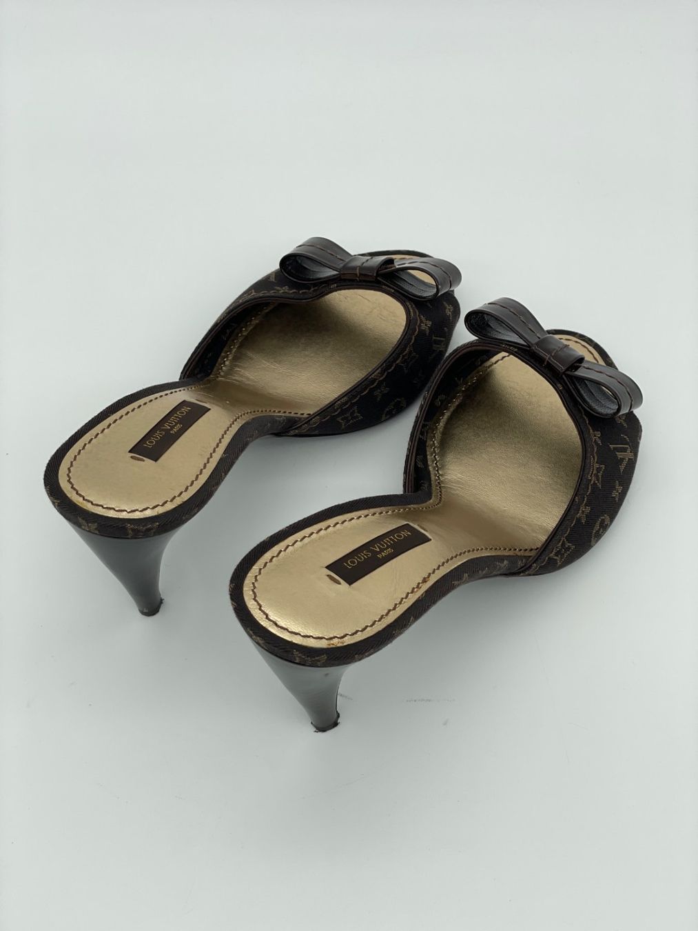 Louis Vuitton Scarpe da donna: Louis Vuitton Monogram Mini Lin Mule Pump EU 38.5 Braun – Usato da Zürich venduto da shoe_shop 3
