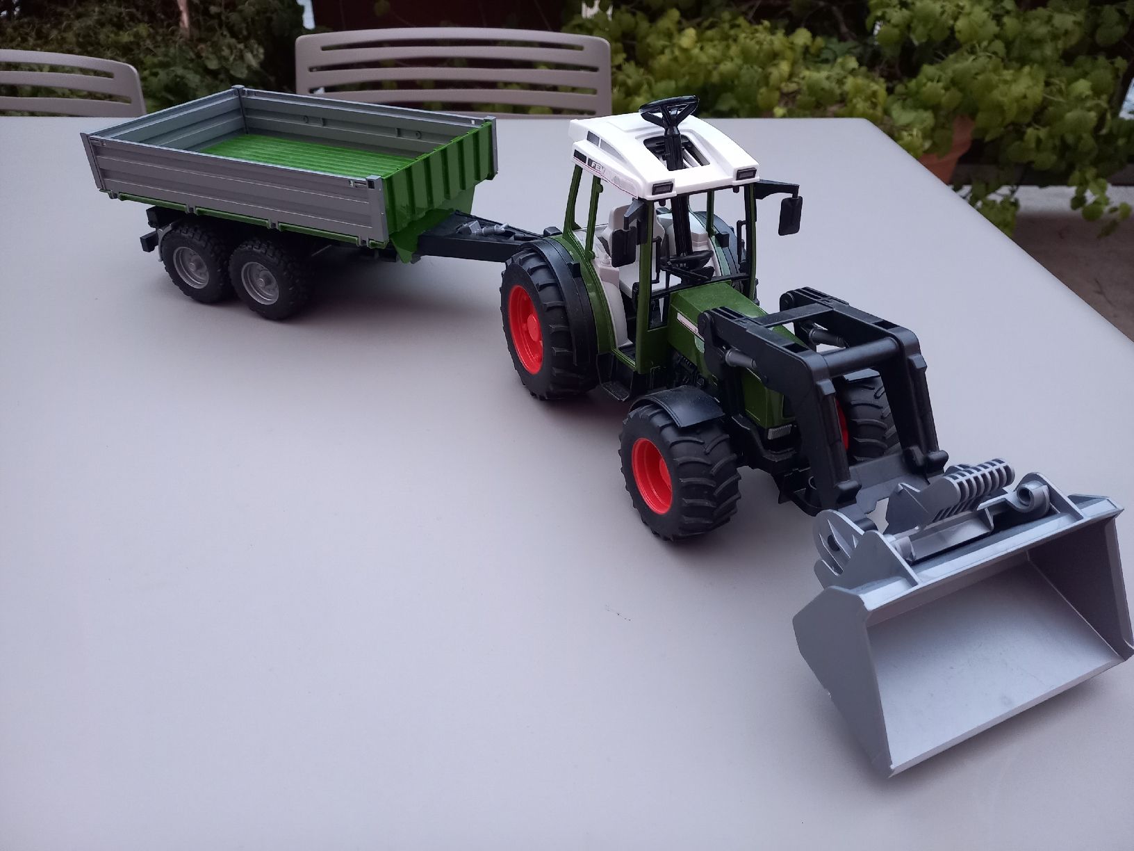 Bruder Giocattoli: Bruder Traktor mit Anhänger – Usato da Kilchberg ZH venduto da Fast-Forward