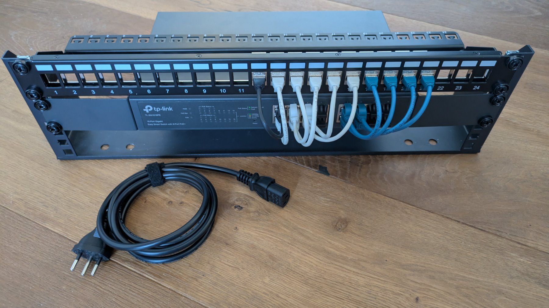 TP-Link Hub & Switch: TP-Link Switch TL-SG1016PE + Patchpanel, Keystone und Kabel – Usato da Herisau venduto da Old_nr7