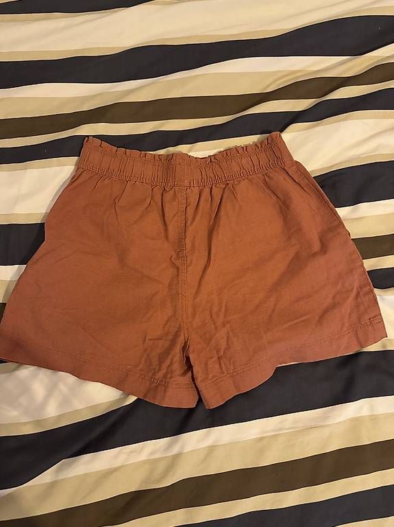 Pantalons: Short  – D'occasion à Genève par dia_w9qp 1