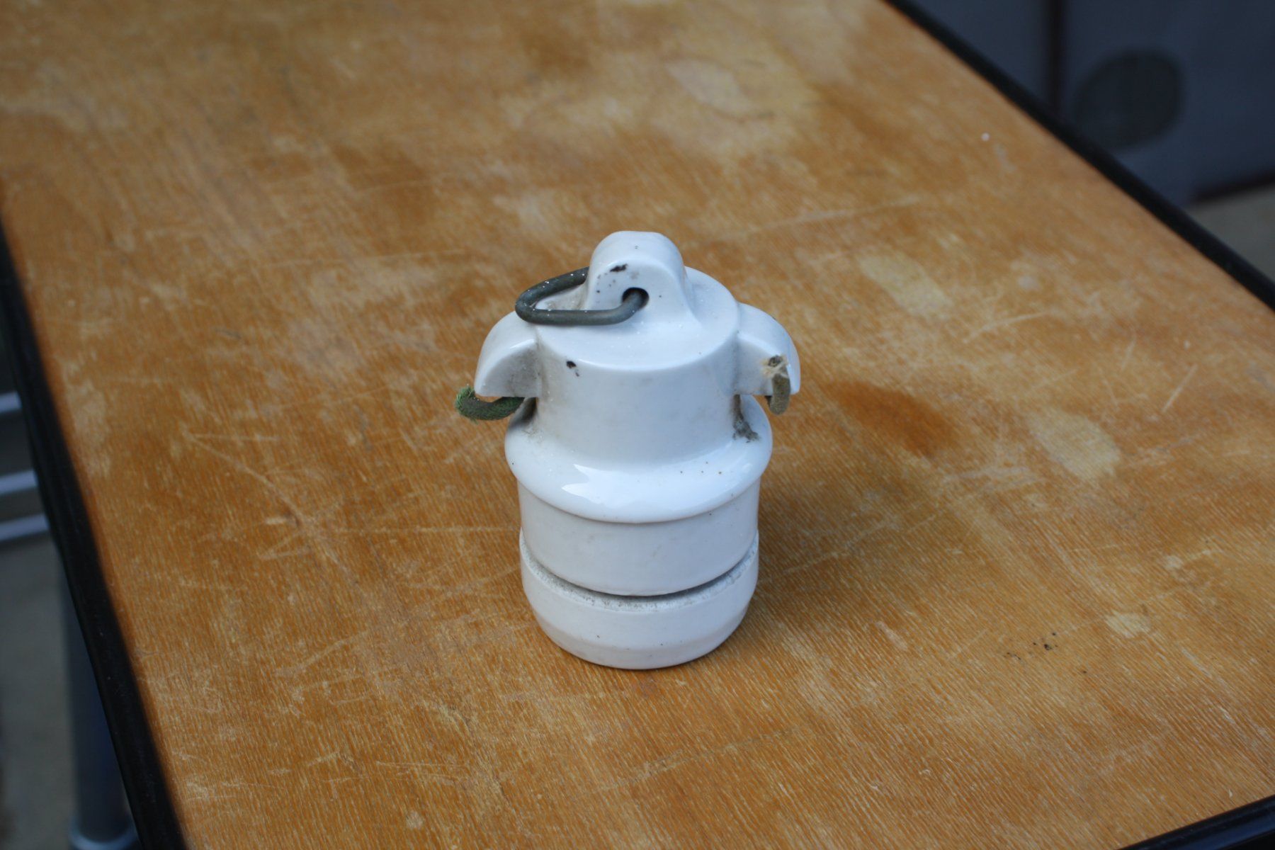 Lampade: ALTE LAMENFASSUNG STALLLAMPE – Usato da Wauwil venduto da Pneuedy 1