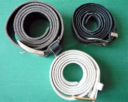 Lot. Gürtel, 3 Stk.(schwarz/weiss/braun)
