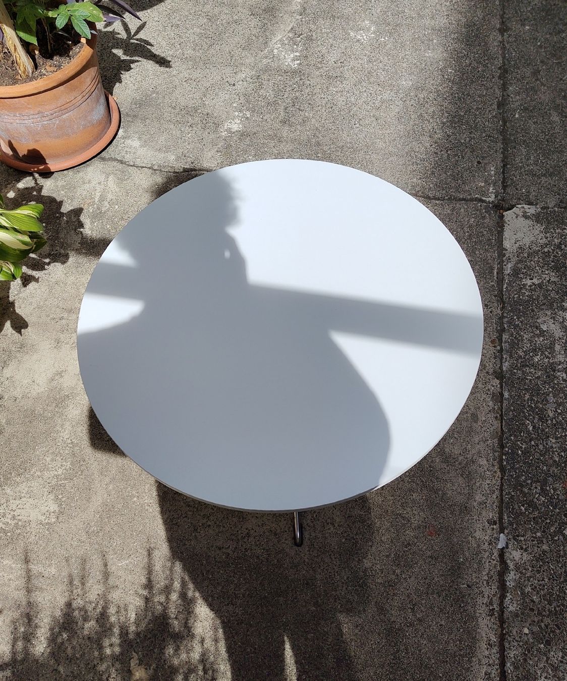 Tables: Beistelltisch, rund, weiss – D'occasion à Basel par kas_8r2y 2