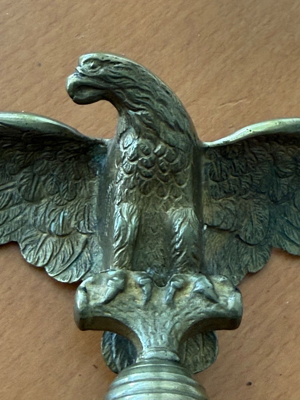 Statuette: Adler auf Sockel, Antik, Messing – Usato da Fehraltorf venduto da bruggin