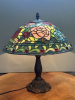 Tiffany-Stil Tischlampe – Buntglas mit Rosenmotiv