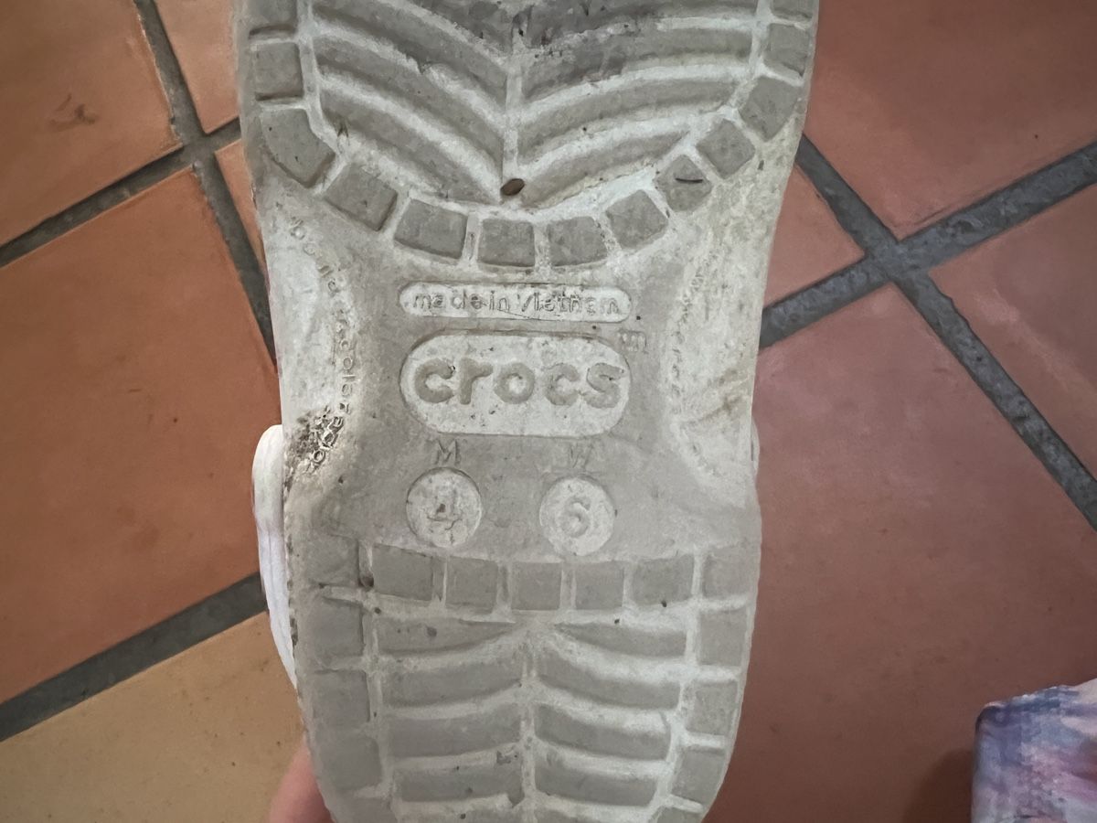 Crocs Scarpe per ragazze: Bunte Crocs Grösse 36/37 gebraucht – Usato da Wohlenschwil venduto da SmokyAnnie 4