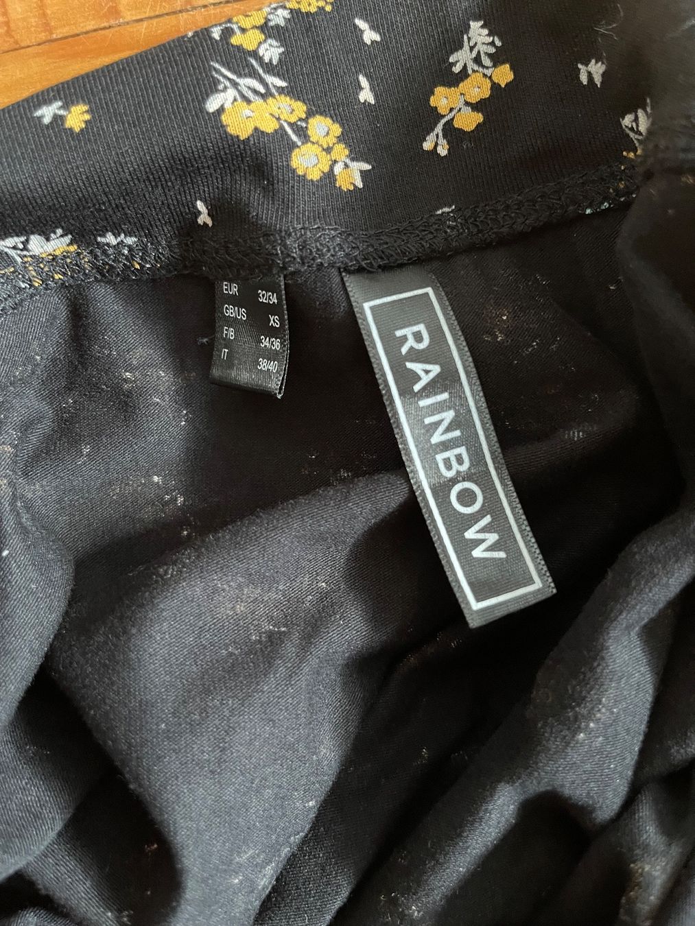 Tops: Pull noir à fleurs épaules dénudées – Gebraucht aus Sion von edelweissse 2