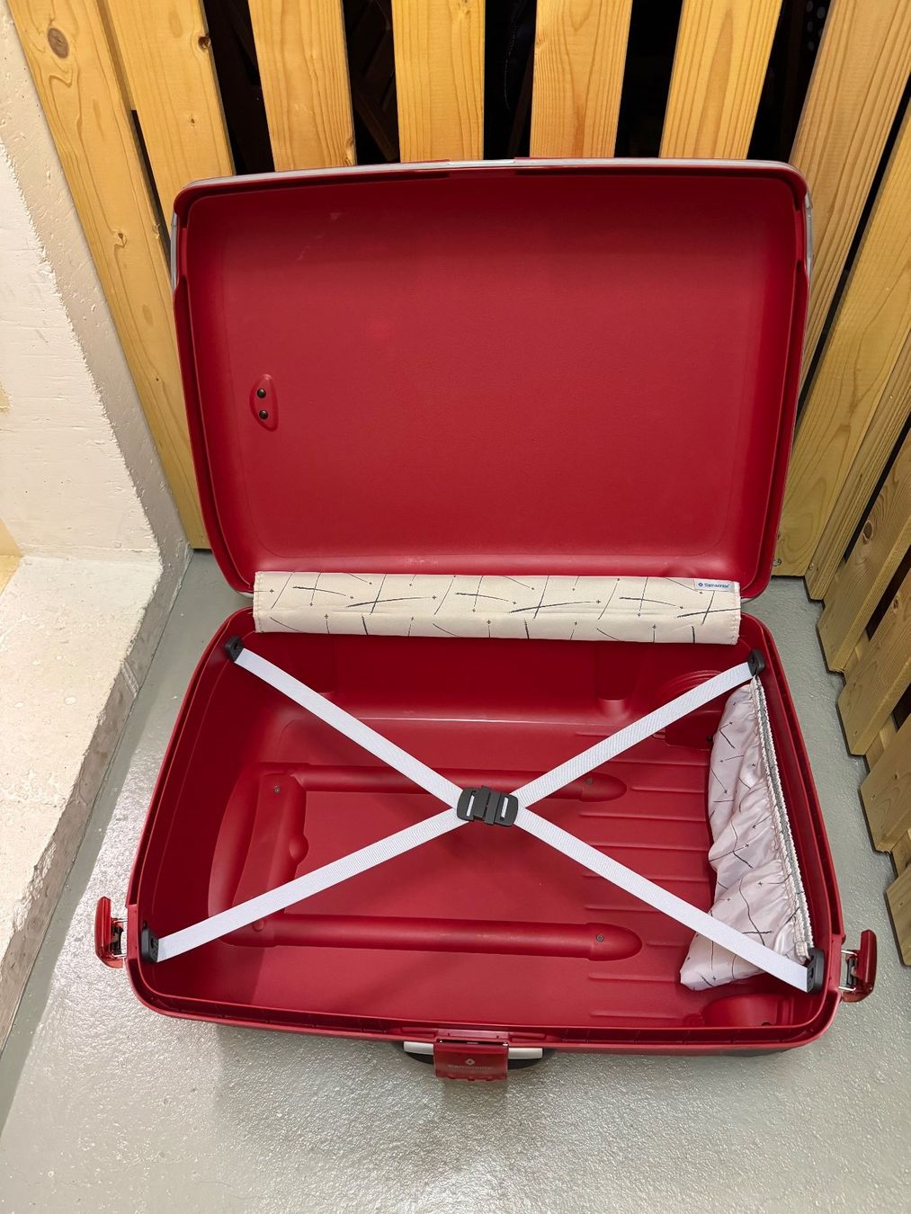 Samsonite Valigie: Samsonite Hartschalenkoffer rot mit 2 Rädern – Usato da Riehen venduto da ekc_ymy2 1