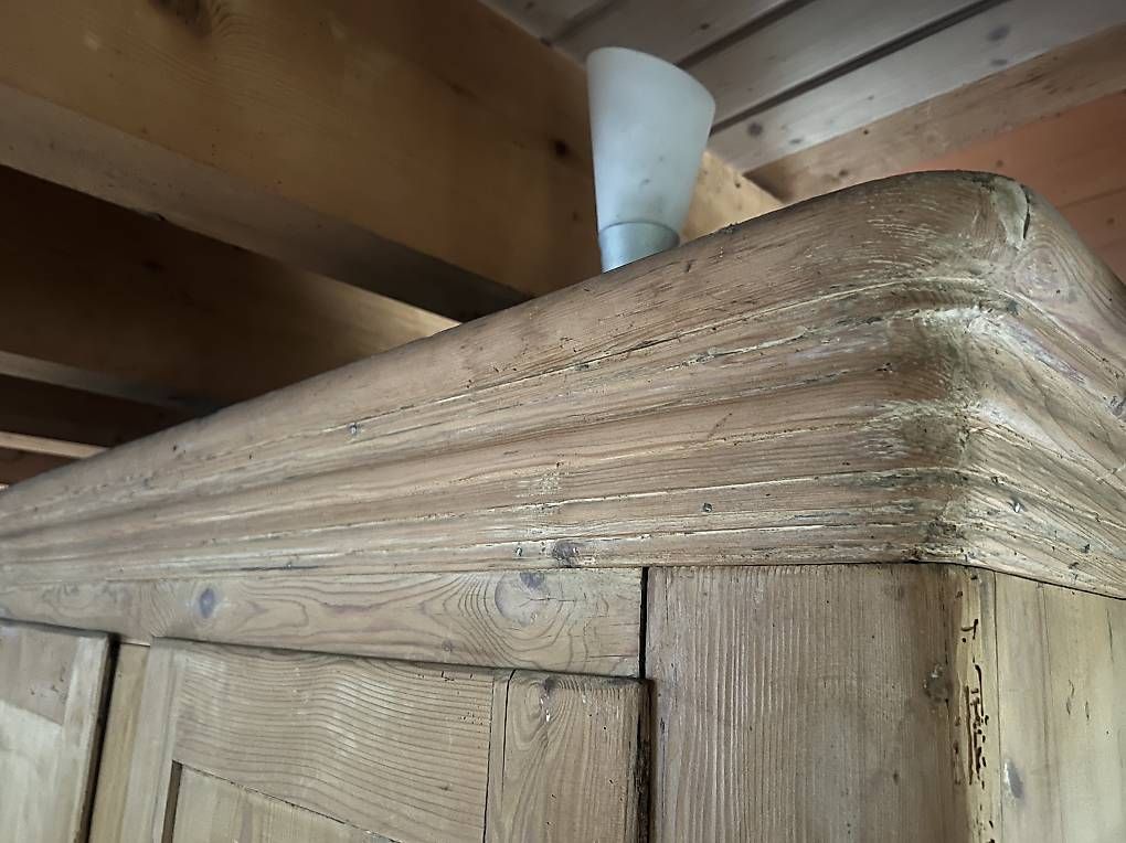 Schränke: Alter Kleiderschrank – Gebraucht aus Sevelen von Pbr0 4