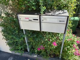 Doppelbriefkasten mit Schlüsseln und Ersatzschlüsseln
