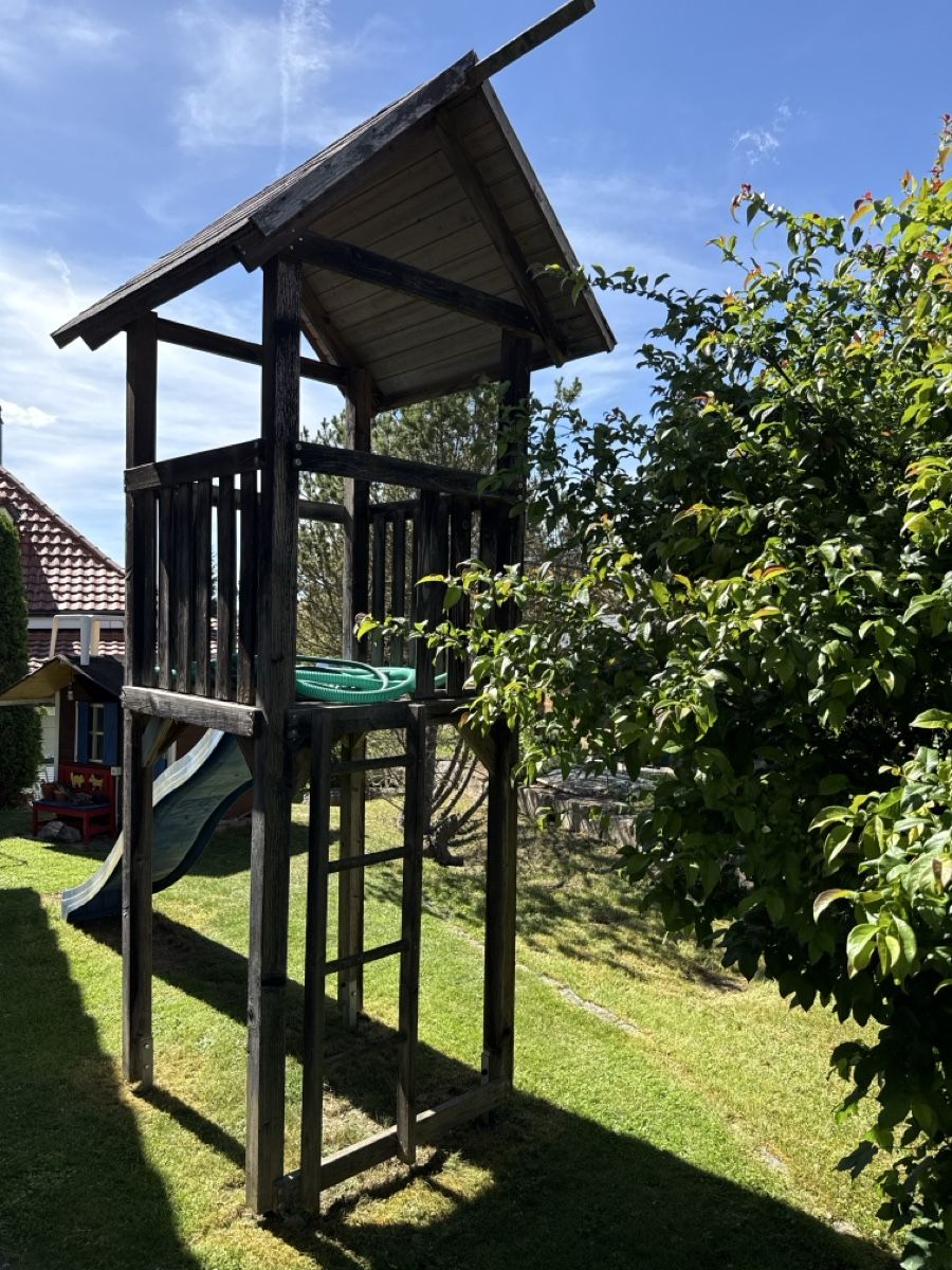 Casette per bambini: Holzspielturm mit Rutsche – Usato da Büsserach venduto da maaggi
