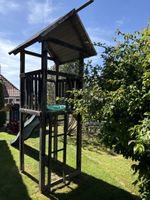 Holzspielturm mit Rutsche