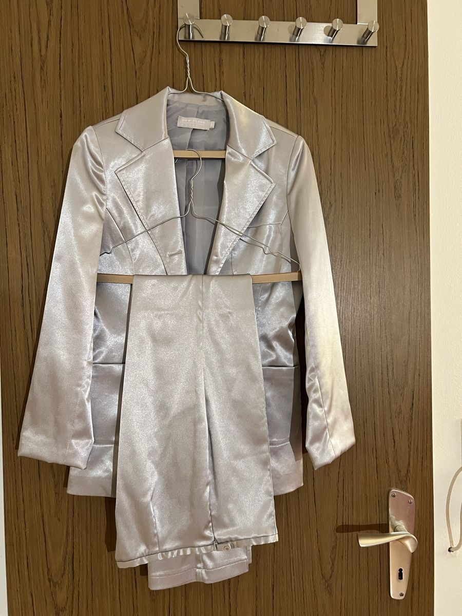 Costumi: Silberner Hosenanzug, Gr. 36, elegant – Nuovo (secondo la descrizione) da Rüschlikon venduto da Picpara