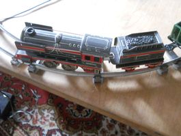 Dampfloki (Distler)in Spur 0 mit Wagen und Gleisen