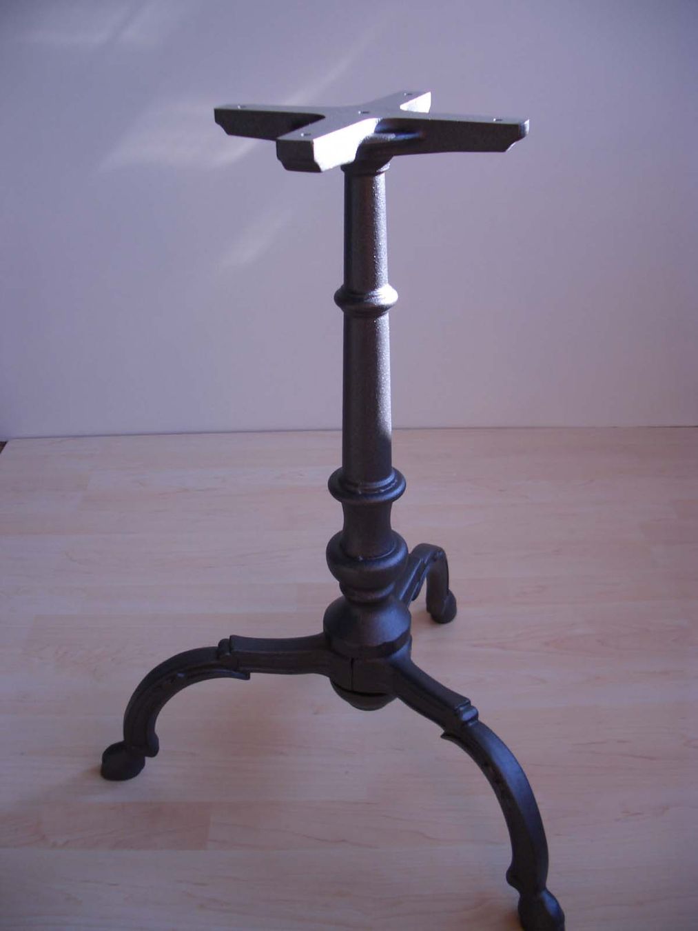Sonstiges Mobiliar: Tischbein Gussfuss 3 Beinig Schwarz – Neu (gemäss Beschreibung) aus Lützelflüh-Goldb von bea_62gv