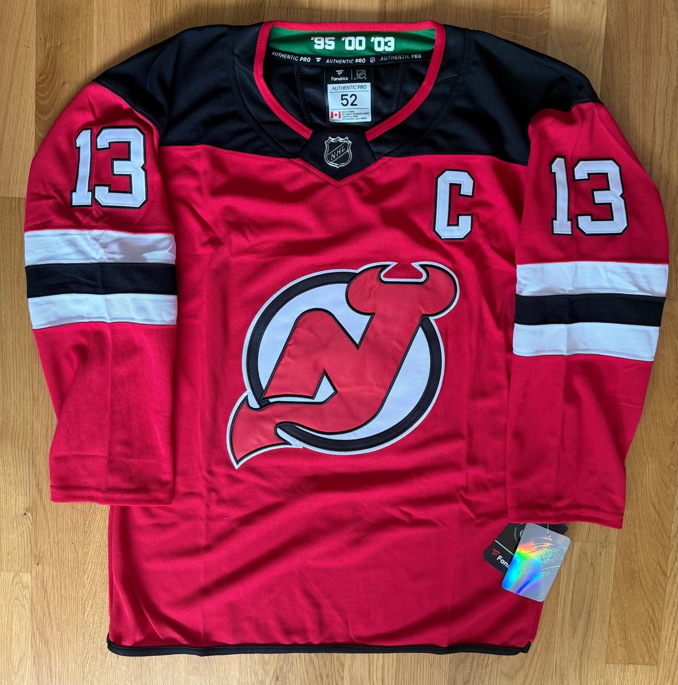 Canottiere & Pantaloni: NHL-Jersey / Nico Hischier / New Jersey Devils – Nuovo (secondo la descrizione) da Ostermundigen venduto da Vancouver16 2