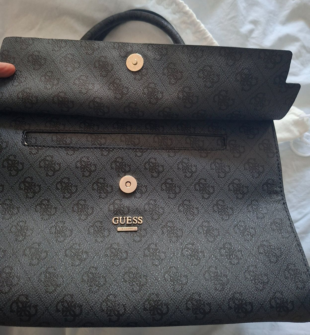 Guess Taschen für Damen: Guess Tasche neuwertig – Neu (gemäss Beschreibung) aus Weisslingen von sug_vq8z 1