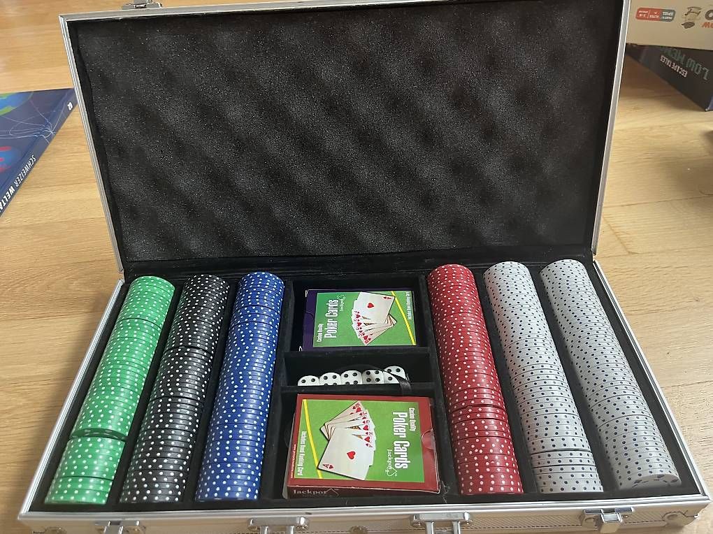 Spiele: Pokerset / Pokerkoffer neuwertig – Gebraucht aus Kriens von Alhae 1